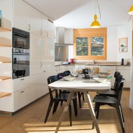 Prime location Apartment 300 meters lift