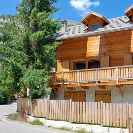 Magnifique duplex au pied des pistes, rénové dans maison de pays, hotel in Le Monêtier-les-Bains