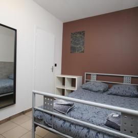 05 - Chambre confort au calme avec TV WIFI, hotel in Saint-Denis