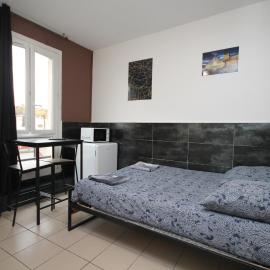 07 - Chambre proche Paris et Transports avec TV WIFI, hotel in Saint-Denis