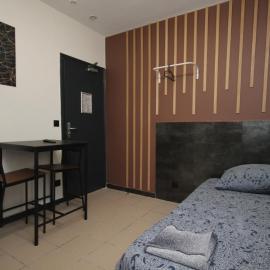09 - Chambre proche Paris et Transports avec TV WIFI, hotel in Saint-Denis