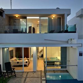 Luxury Villa Rincon del Mar- Old Town - Puerto del Carmen, hotel en Puerto del Carmen