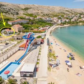 Apartmani Curic beachfront by Pag tours، فندق في باغ