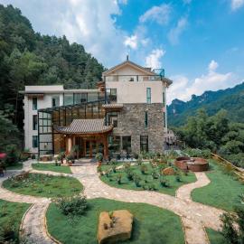 Zhangjiajie Qiquan Garden Balcony Vacation B&B--Tea Culture, Calligraphy,Free Shuttles to Forest Park South Gate,Free Folk Costumes, Free Foot Soaking, Free Fish Feeding, English Speaking Service