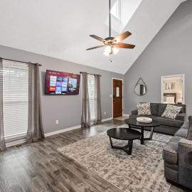 Relax In This 4BR Retreat With Screened Snug Porch, khách sạn ở Marietta