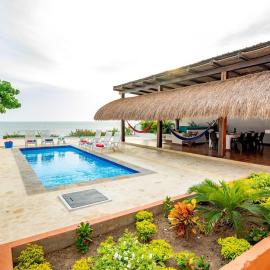 Beautiful Villa with private pool and private beach，位于Punta Canoas的酒店