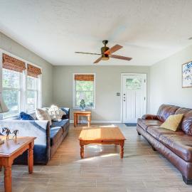 Newberry Home w/ Deck on 10 Acres!, hotel a Newberry