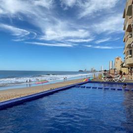 Marina del Sol Resort Condo directly on the Ocean 102, hotel in Mazatlán