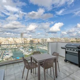 Beautiful seafront home with private balcony & BBQ by 360 Estates, hotell i Pietà
