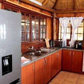 Stunning chalet with a dam view., Hotel in Vendaland
