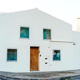 Villa Wave N'Sea - Beach House, hotel in Mosteiros