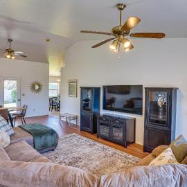 Thatcher Home w/ Fenced Backyard: 3 Mi to Downtown，Thatcher的飯店