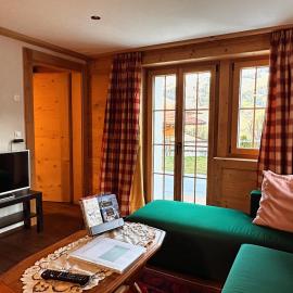 One Bedroom with mountain and garden view ground floor of Chalet Solaria, hotel v destinaci Zweisimmen