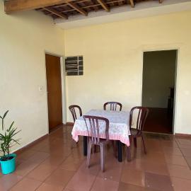 Casa com varanda, 2 quartos, wi-fi, próximo ao centro da cidade