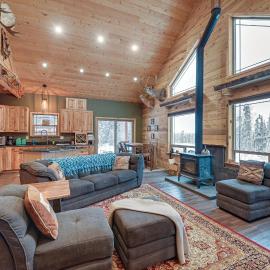 Custom Kasilof Cabin on 40 Private Acres, hotel di Kasilof