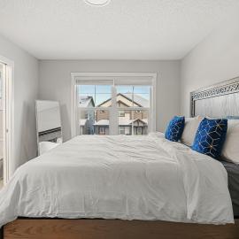 Extra Large House with AC, Banff Access, Sleep 12, BBQ, 4 Bedrooms & 2 Sleeper Sofa Beds, hotel v mestu Airdrie