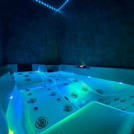 Appartement avec jacuzzi dans la chambre et piscine aux beaux jours, hotel a Vaudancourt