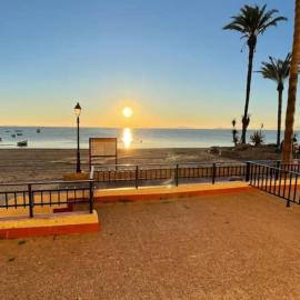 Charming Beachfront apartment, hotel in Murcia