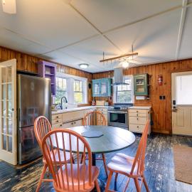 Peaceful Atlantic Cottage w/ Deck & Yard!, hotel a Sealevel