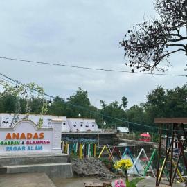 Anadas Garden & Glamping, hotel en Pagaralam