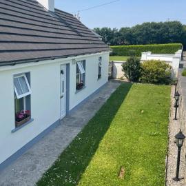 3 bedroom farmhouse in the Lahinch area., hotel in Carrowauff