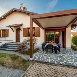 VILLA IRIS Three Bedroom Private Garden Bike&Boat&Scooter Lake Como, hotel in Colico