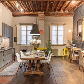 Spacious Central Apt with Two Bathrooms, хотел в Лука
