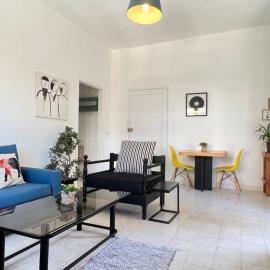 Sunlit 2BR apt on MarMikhael Stairs, hotel in Al Mudawwar