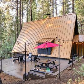 3 Mi to Calaveras Big Trees: Cabin w/ Fire Pit!, viešbutis mieste Arnoldas