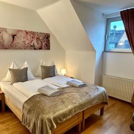 The Peaceful Garden Family Stay with Free Parking, hotell i Salzburg