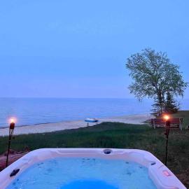 Lake Michigan Cabin w/Hot Tub & Stunning Views، فندق في مانيستسكيه