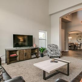 Massive 5 bdrm Getaway wPool Hot Tub Game Room, hotel in Gilbert