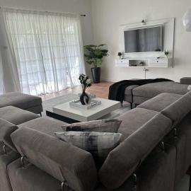 Eagles Nest Villa House AC TV WIFI Fan Luxury Modern, хотел в Albion