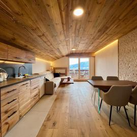 Attique - vue plongeante sur le lac de la Moubra, hotel em Crans-Montana