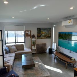 Delightful Austral Stay with AC and built-in wardrobe, hotel u gradu Austral