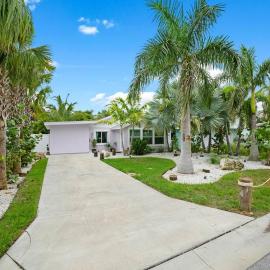 Luxurious Beach House Two Blocks From the Beach.