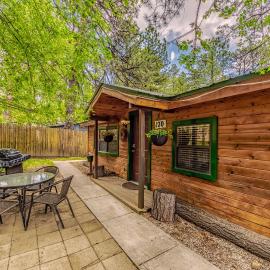 Knotty Pine: A Cute Ruidoso Classic with a Private Hot Tub!, Hotel in Ruidoso