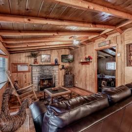 Knotty Pine: A Cute Ruidoso Classic with a Private Hot Tub!, hotel en Ruidoso