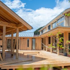 木を楽しむ一棟貸しの宿「ウッドヴィラ 心楽 -SHIGURA-」, hotel in Tamba