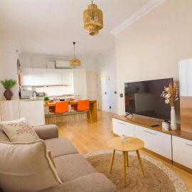Cozy apartment with pool, parking and sea view