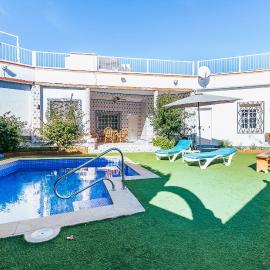 Chalet en el Mar Menor (Cartagena) con Piscina Privada y 4 dormitorios, hotel in Cartagena