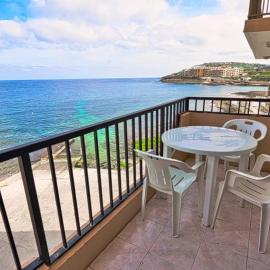 Qbajjar에 위치한 호텔 Marsalforn Seaview Apartment in a quiet area