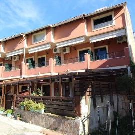 Panos Apartments, hotel v mestu Benitses