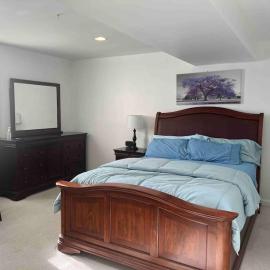 SUITE A - Private Cozy, Spacious Suite with Private Bathroom: Bowie şehrinde bir otel