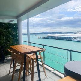 Luxury Apartment - Parking - Hot Tub - Stunning Views, hotel in Auckland