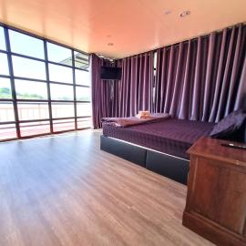 แพรุ่งธารา ไชโย (Rungtara Houseboats): Ban Bang Sala şehrinde bir otel