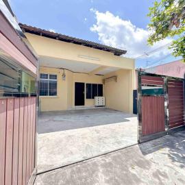 TAMAN UNIVERSITI THREE BEDROOMS 6-10Pax UTM, SKUDAI, hotel in Skudai