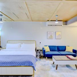 The Moose #5 - Modern Comfy Studio with King Bed, Free Parking & Fast WiFi