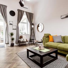 Walk to Nightlife from Elegant and Quiet Apartment, hotell Budapestis