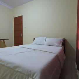 Hotel O Penginapan Laras PaminggirNearPesona Alam Seafood Pink Mira, hotelli kohteessa Rantau